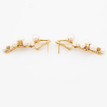 Örhängen, ett par 18K guld med odlade pärlor och briljantslipade diamanter.