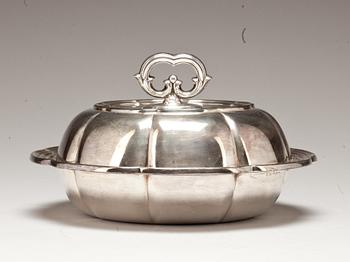 DUBBELTERRIN, silver. C.G. Hallberg, 1947. Vikt ca 1120 g.