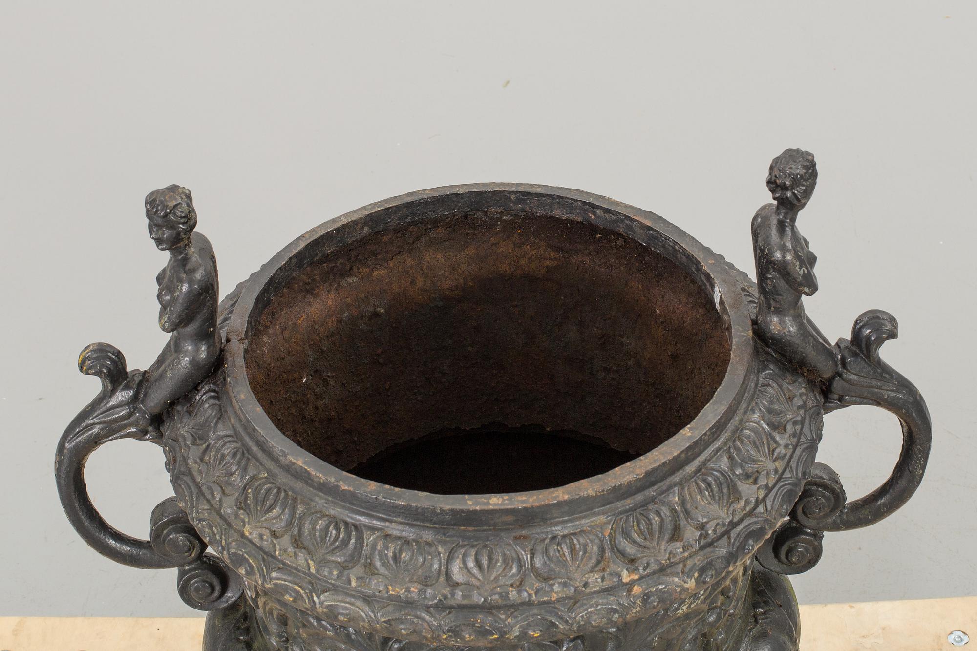 TRÄDGÅRDSURNA, gjutjärn.