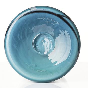 Peter Hermansson, "Winner and Loser", a unique glass vase in graal technique, Sweden 2001.