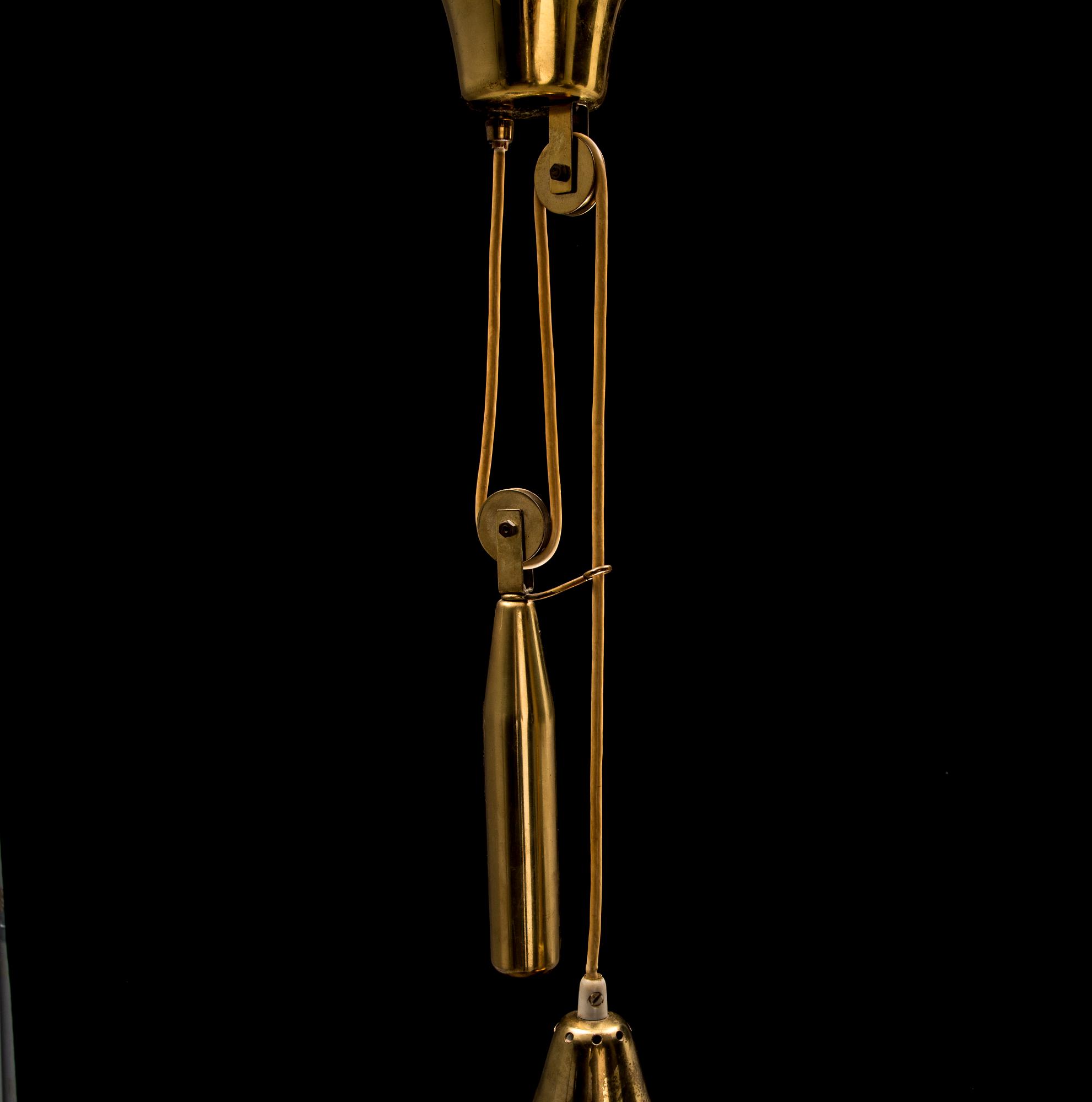 TAKLAMPA, Itsu, 1900-talets mitt. Höjd ca 70 cm.