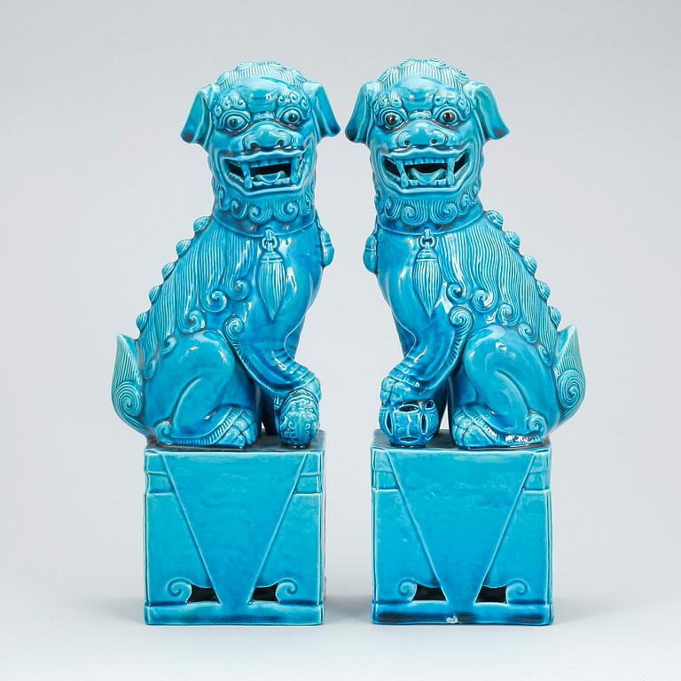 FOHUNDAR, ett par, porslin, Kina, 1900-talets andra hälft.