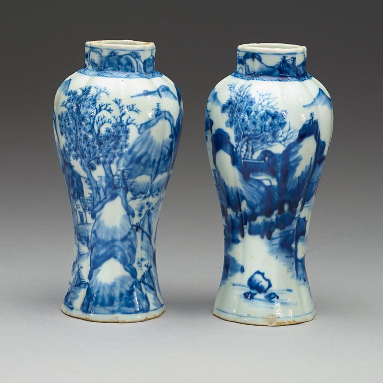 A matched pair of blue and white vases, Qing dynasty, Kangxi (1662-1722).