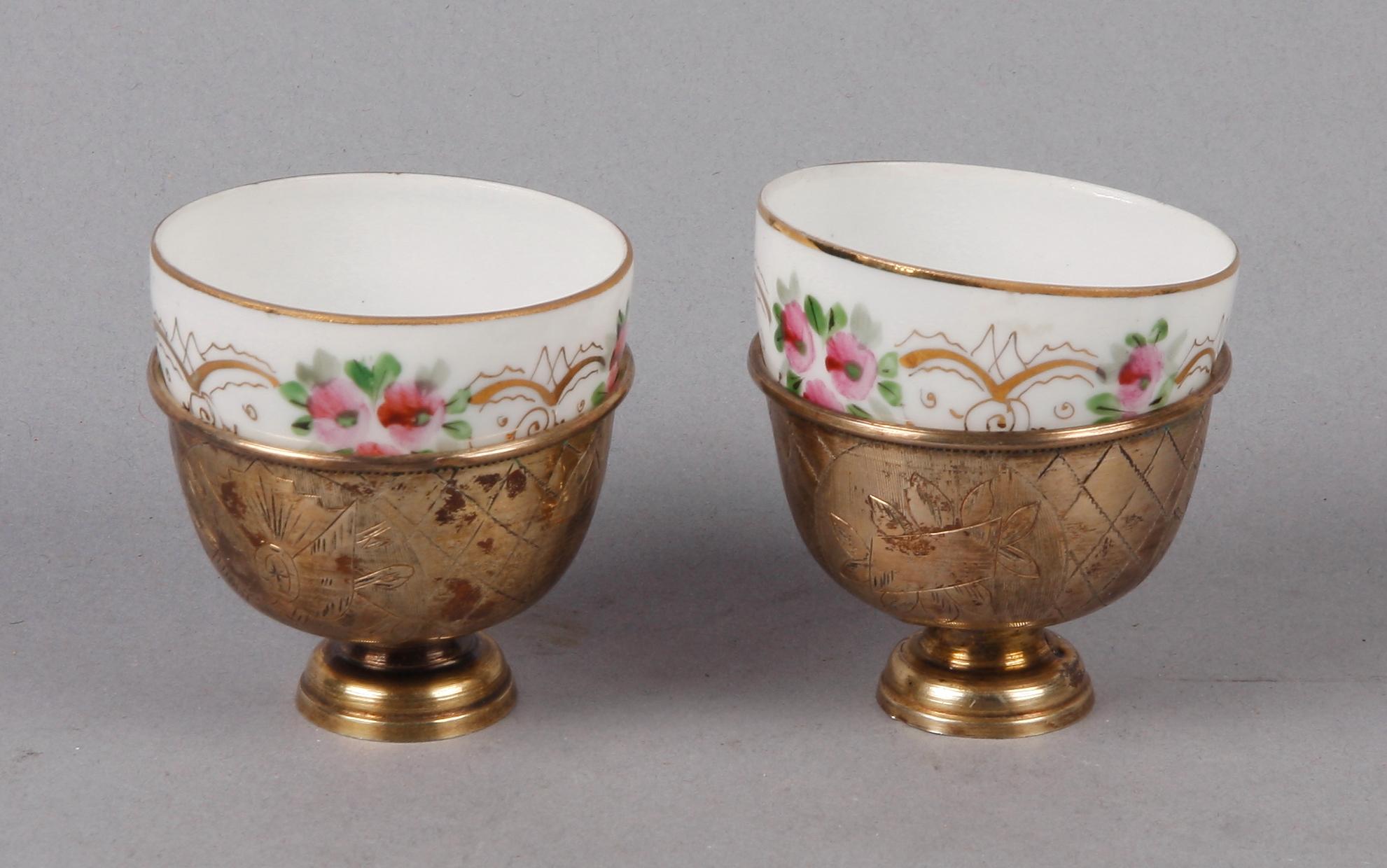 KOPPAR MED HÅLLARE, ett par, porslin resp silver, Ryssland resp Turkiet. Tidigt 1900-tal.