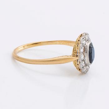RING 18K gold w 1 sapphire approx 5 x 3 mm and old-cut diamonds approx 0,35 ct in total.