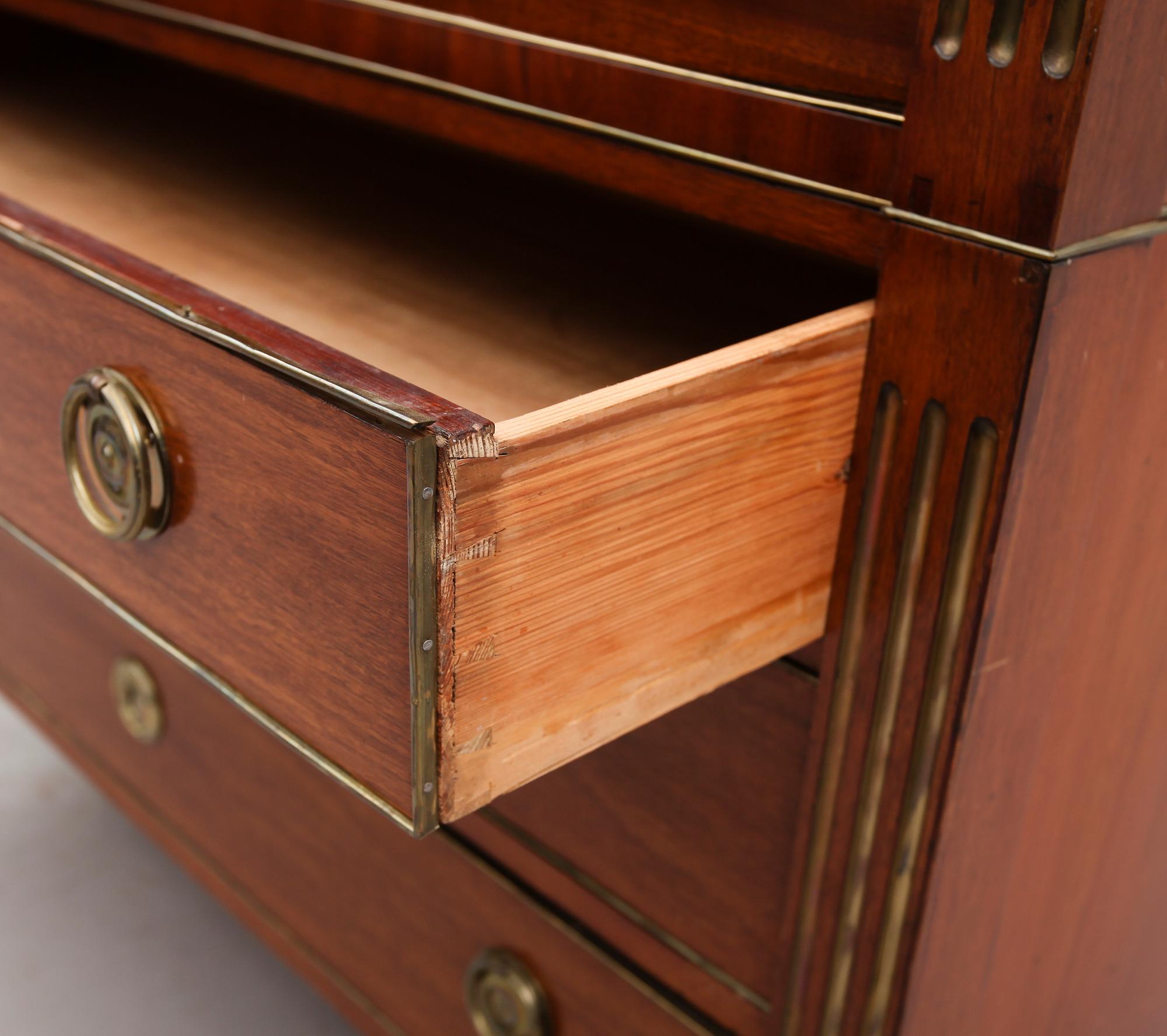 CHIFFONJÉ, sengustaviansk, omkring år 1800.