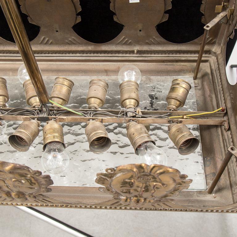 TAKLAMPA / BILJARDBORDSLAMPA, mässing och glas, 1900-talets första hälft.