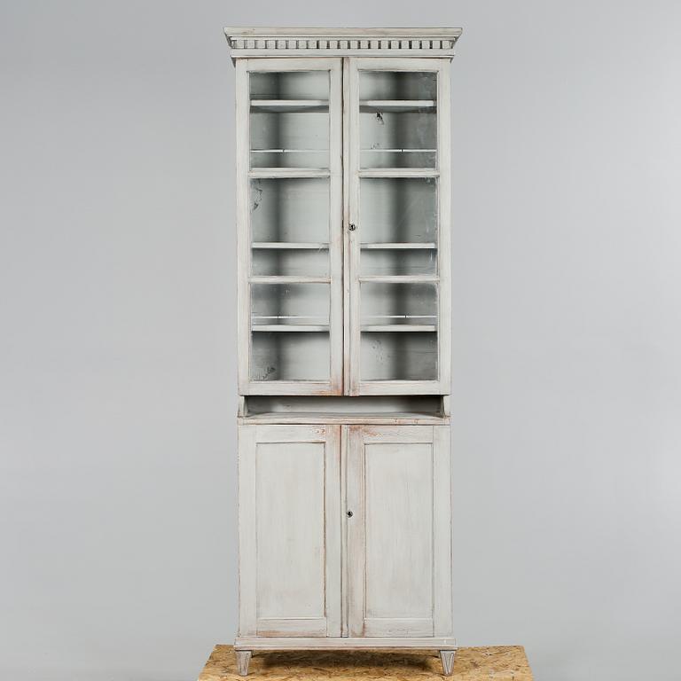 BOKSKÅP, omkring sekelskiftet 1900.