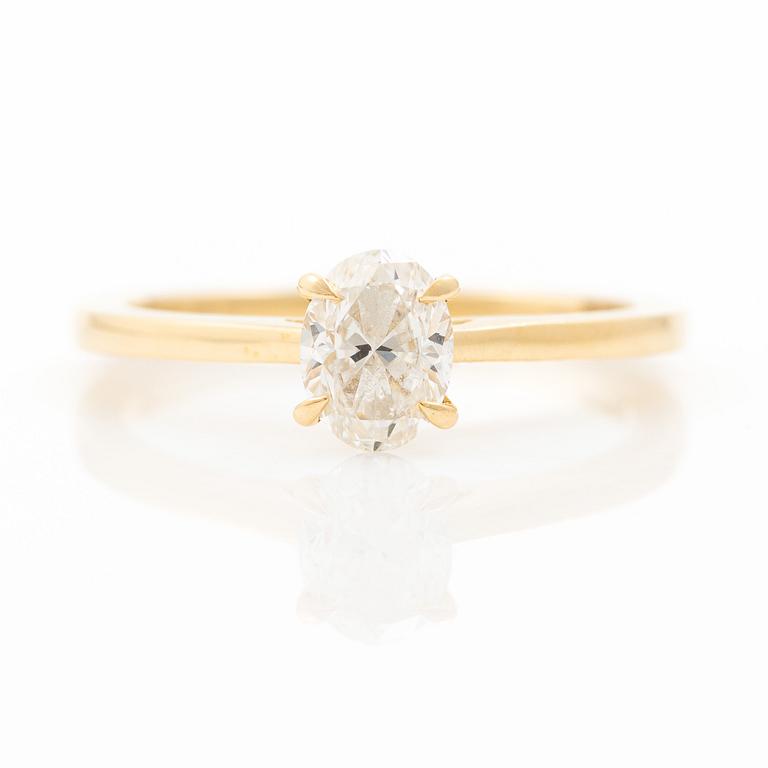 Ring 18K guld med ovalslipad diamant 0.72 ct, medföljande GIA dossier.