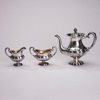 KAFFEKANNA, SOCKERSKÅL och GRÄDDSNÄCKA, silver, Auran Kultaseppä, Åbo och Hopeakeskus, Tavastehus 1964. Vikt 932 g.