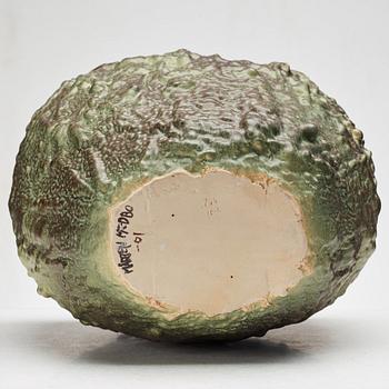 Mårten Medbo, vas, signerad och daterad 2001.