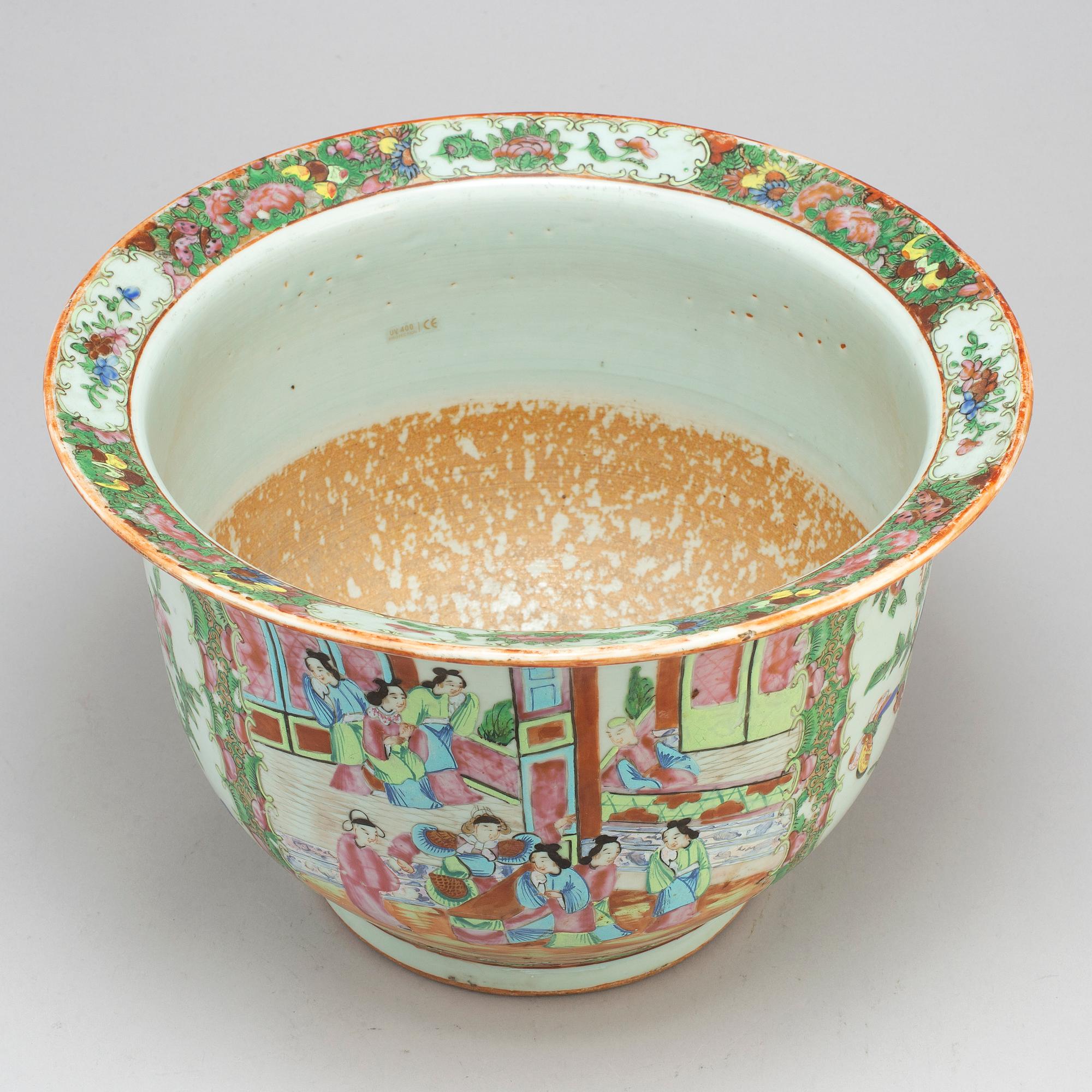 A large famille rose Canton pot, Qing dynasty, late 19th century.