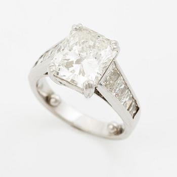 Ring platina med en radiantslipad diamant.
