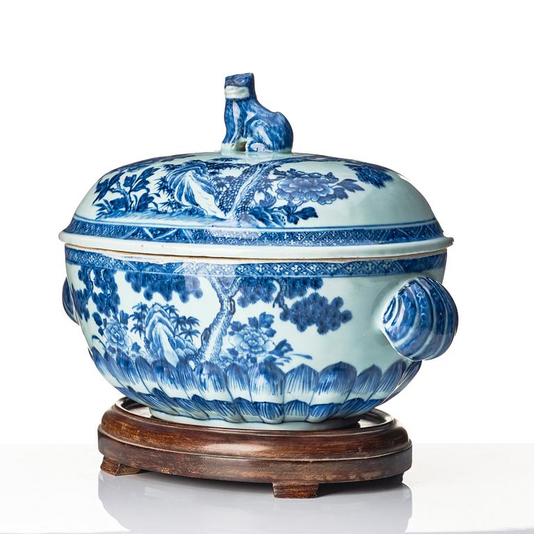 A Chinese tureen with cover, Qing dynasty, Qianlong (1736-95).