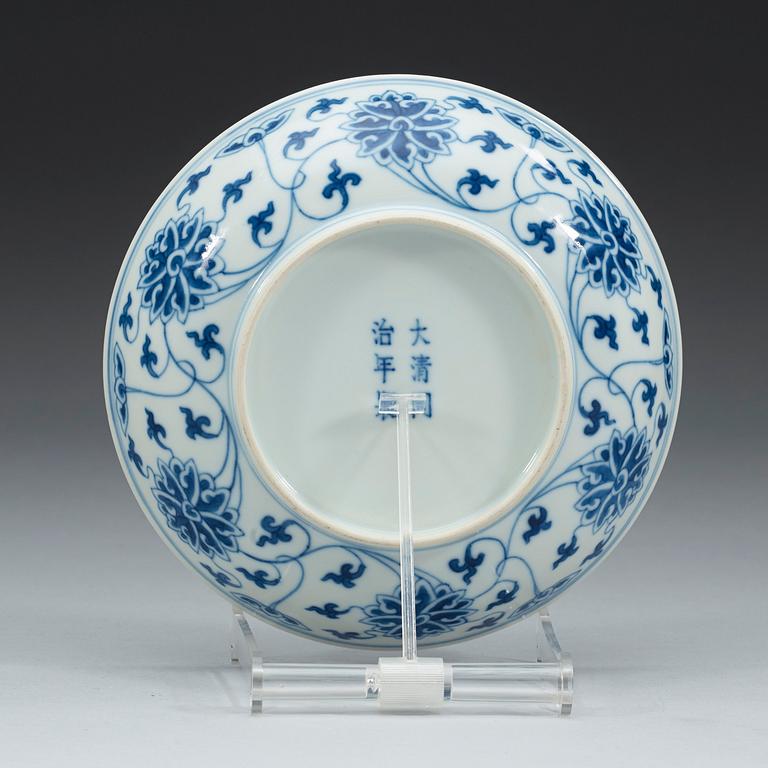 A set of blue and white lotus dishes, Qing dynasty, 19th century with Tongzhis six character mark in underglaze blue.