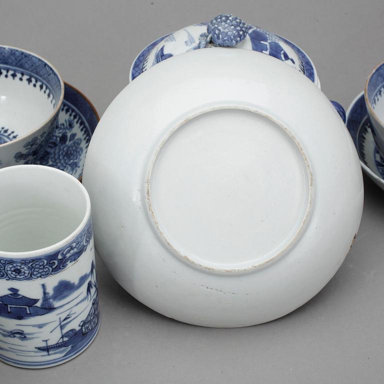SERVISDELAR, 5 st, kompaniporslin. Qing dynastin, mestadels Jiaqing (1796-1820).