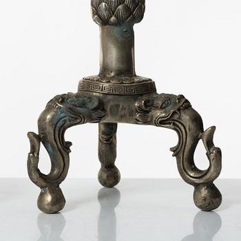 Ljusstakar / altarstakar, ett par, vitmetall, Kina, 1900-tal.