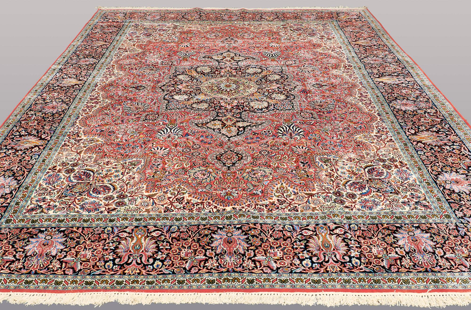 MATTA, Kashmir silke, ca 442 x 306 cm.