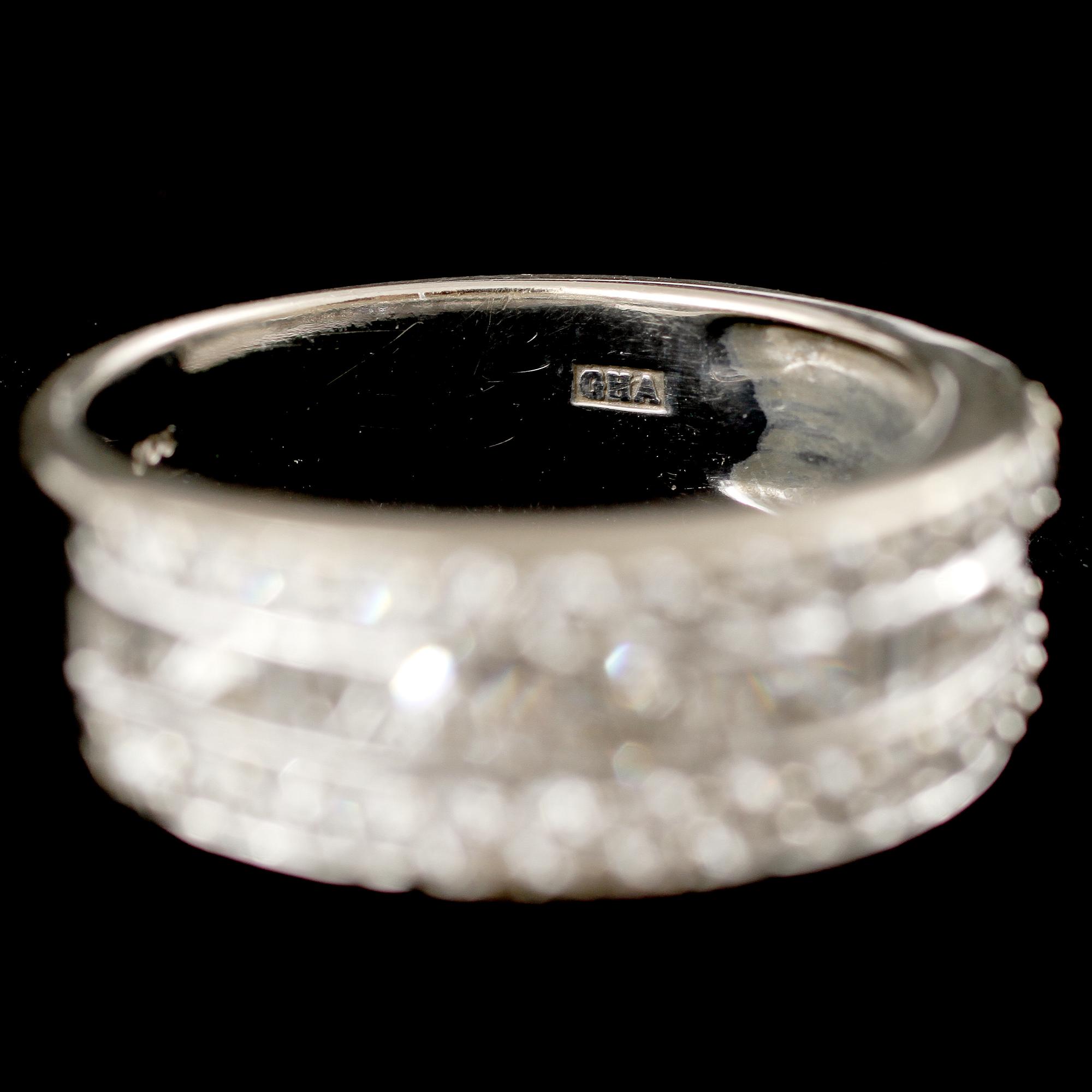 RING, 18k vitguld med 30 briljantslipade och 13 fasettslipade diamanter, Iduna,  Varberg, 2000-tal. Vikt 6 g.