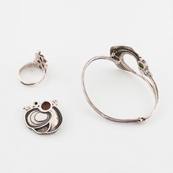 VALDRES SÖLVSMIDE, Norge, armring, hänge samt ring med solsten och nefrit.