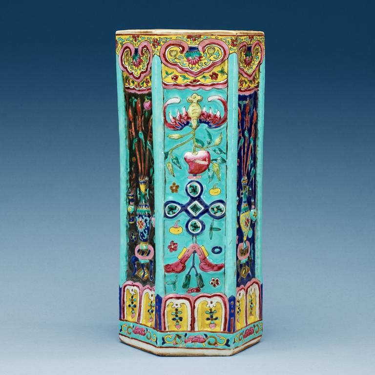 A famille rose vase, Qing dynasty, 19th Century.