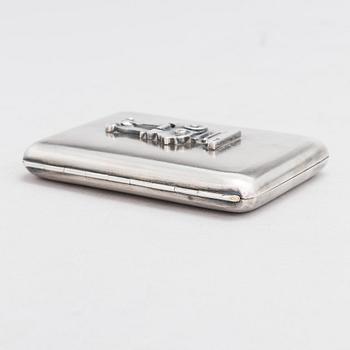 Cigarettetui, silver, med lyra stämplad i Kiev 1828-1887, etuiet stämplat Pjotr Baskakov, Moskva 1908.