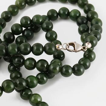 COLLIER, troligtvis nefrit, lås i silver.