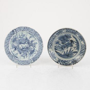 A group of four blue and white plates and four dishes, Ming dynasty, Wanli and Swatow, 16th/17th century.