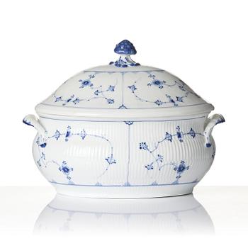 A large Royal Copenhagen 'Musselmalet rifflet' / 'blue fluted' tureen with cover and stand, Denmark, 19h century.