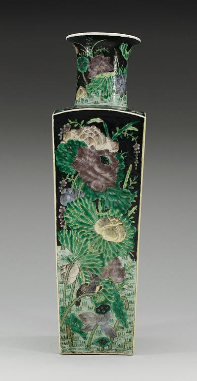 A famille noir vase, Qing dynasty (1644-1912).