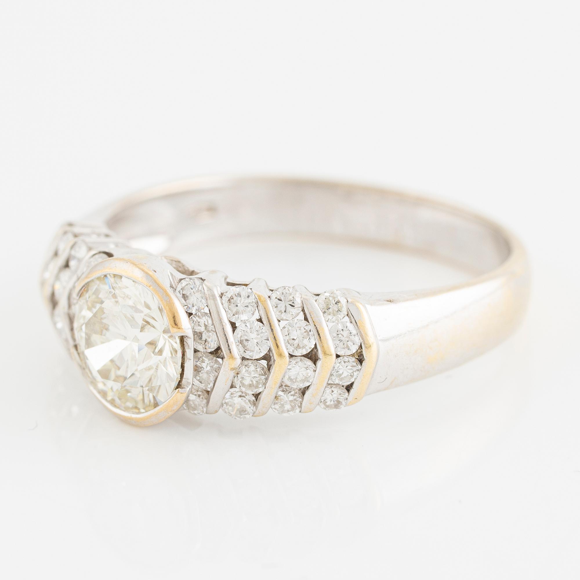 Ring 18K gold with round brilliant-cut diamonds.