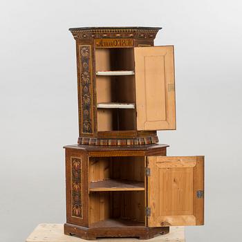 HÖRNSKÅP, två delar. allmoge, bär årtal 1810.