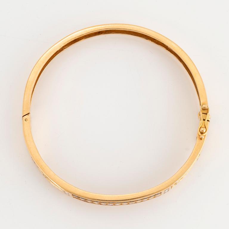 Armring 18K guld med runda briljantslipade diamanter, safirer, smaragder och rubiner.