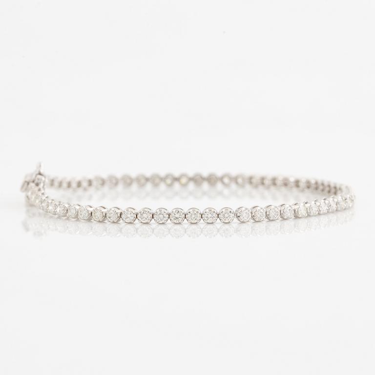 Tennis bracelet 18K white gold with brilliant-cut diamonds.