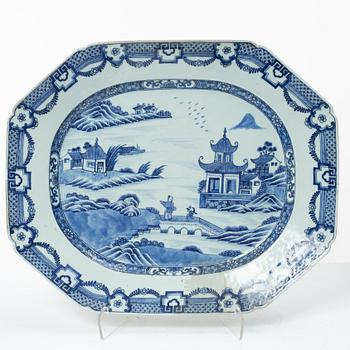 Stekfat samt tre tallrikar, kompaniporslin, Kina, Qingdynastin, 1700-tal.