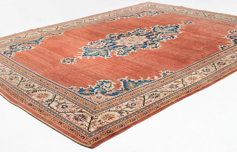 An antique Ziegler carpet, Sultanabad area, ca 418 x 330 cm.