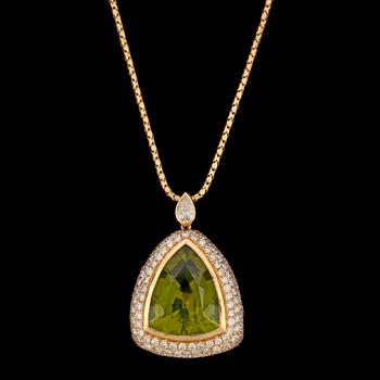 691. HÄNGE, fasettslipad peridot, 7.84 ct, med briljantslipade diamanter 2.09 ct.