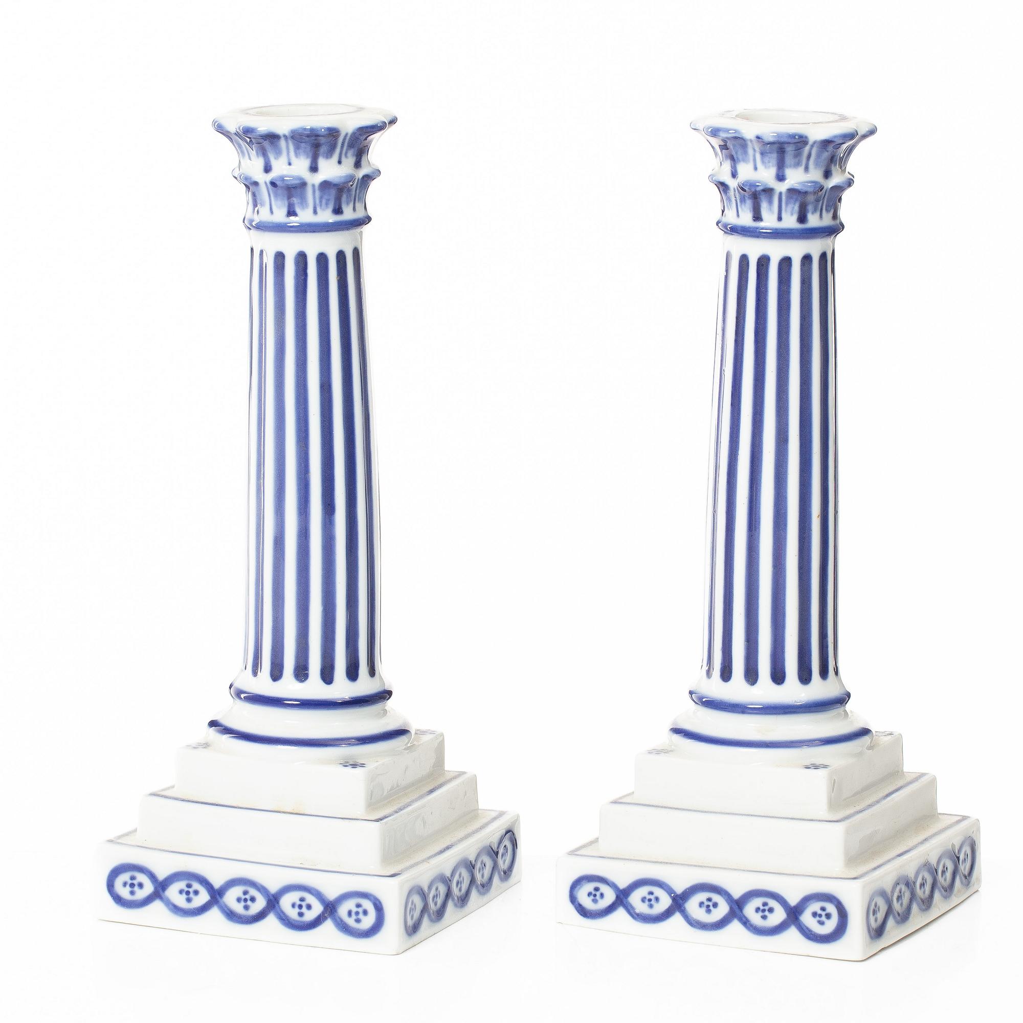 Ljusstakar, ett par, porslin, "Musselmalet", modell 2119, Royal Copenhagen, Danmark 1889-1922.