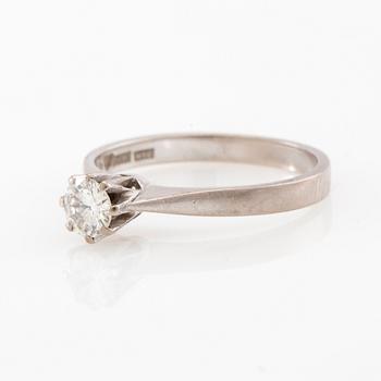 Solitaire ring in 18K white gold with a round brilliant-cut diamond.