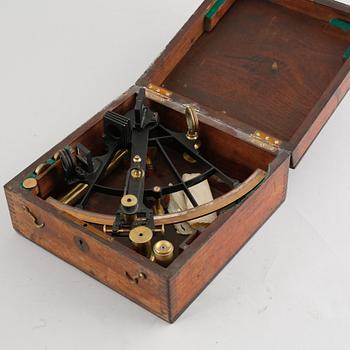 A brass SEXTANT, partly painted, with its box, from England somewhere in the 19th century.