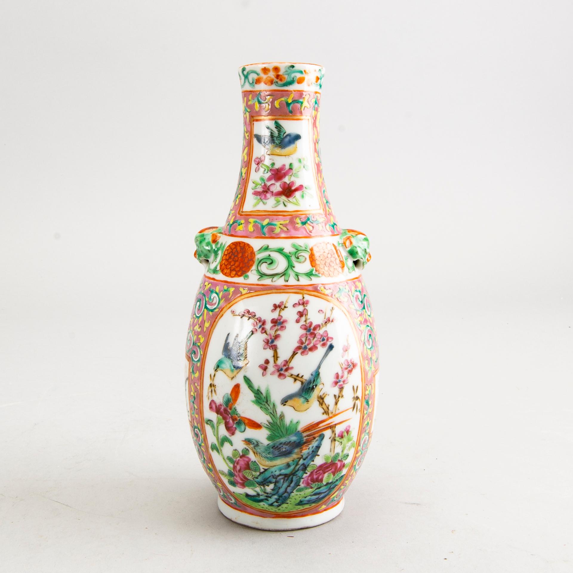 A Chinese vase, late Qing dynasty, circa 1900.