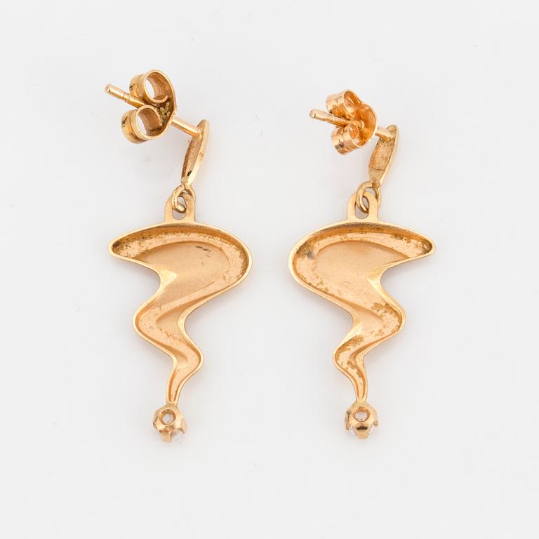 ÖRHÄNGEN, 18K guld + 2 briljanter ca 0.08 ct, Pernilla Wiberg collection från Alton.