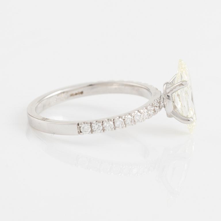 Marquise cut diamond ring, 1,02 ct.
