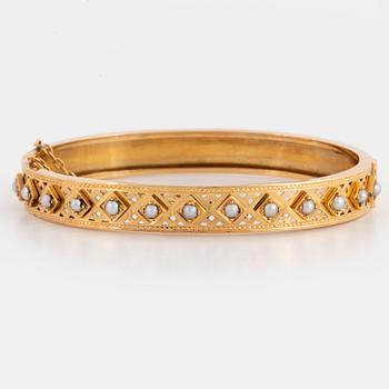 18K gold and seedpearl bangle.