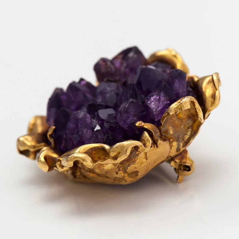 Reino Saastamoinen, An 18K gold and ametyst brooch. Helsinki 1973.