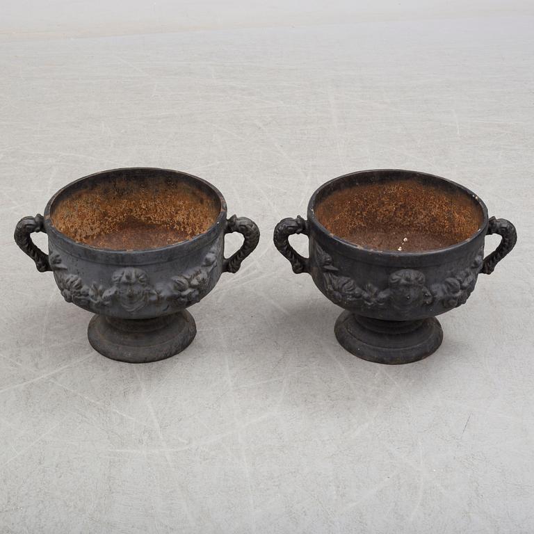 TRÄDGÅDSURNOR, ett par, 1900-talets början.