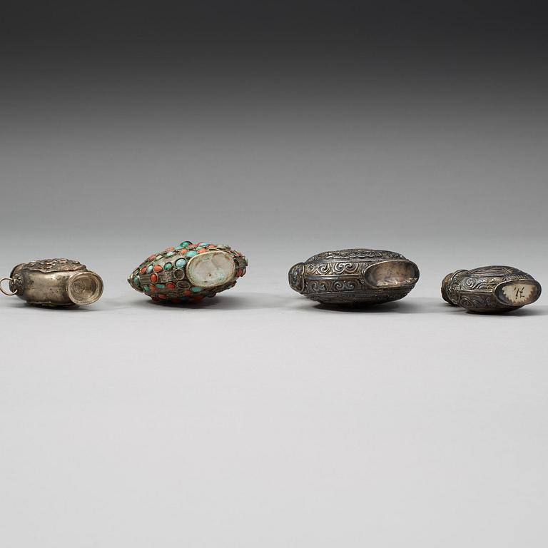 SNUSFLASKOR, fyra stycken, vitmetall samt låghaltigt silver. Tibet, 1800-tal.