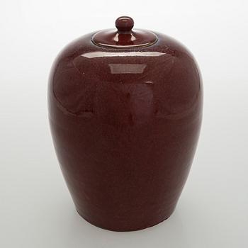 Urna med lock, keramik, Kina, Qingdynastin, 1900-tal.