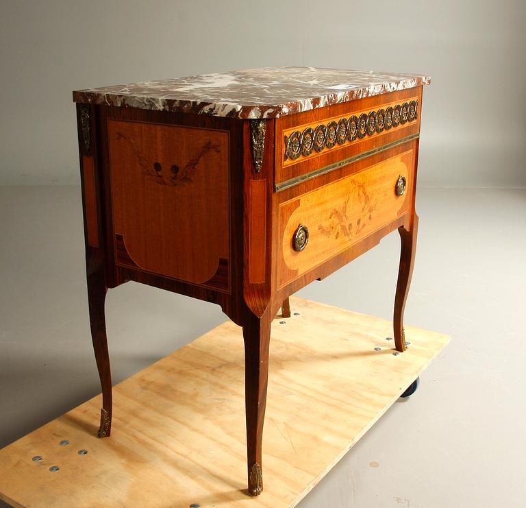 BYRÅ, gustaviansk stil. 1900-tal.