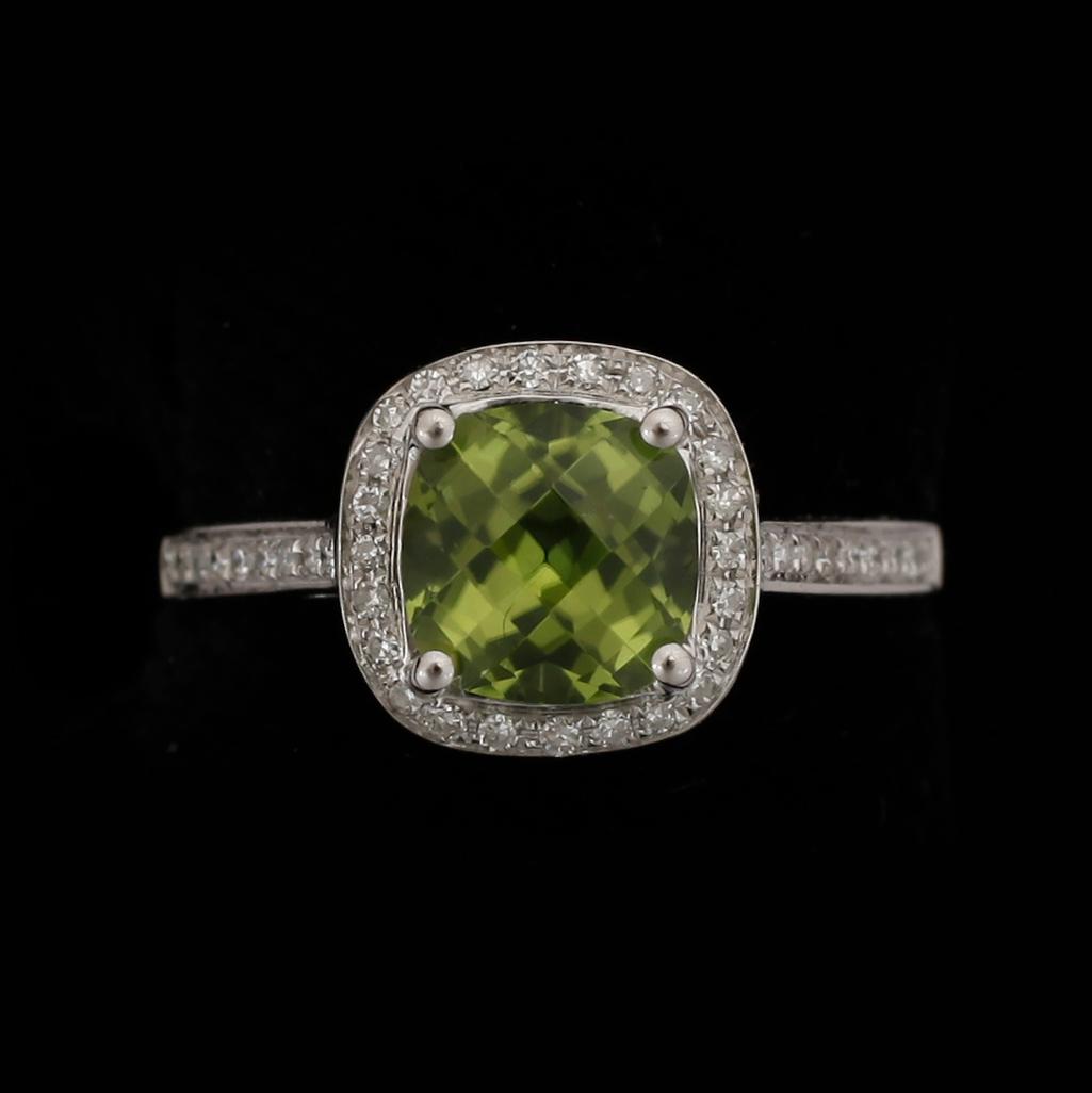 RING, 14k vitguld med peridot ca2,20ct och diamanter tot ca0,21ct.